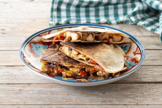 Mexican chicken quesadillas with cheese and peppers from Freepik